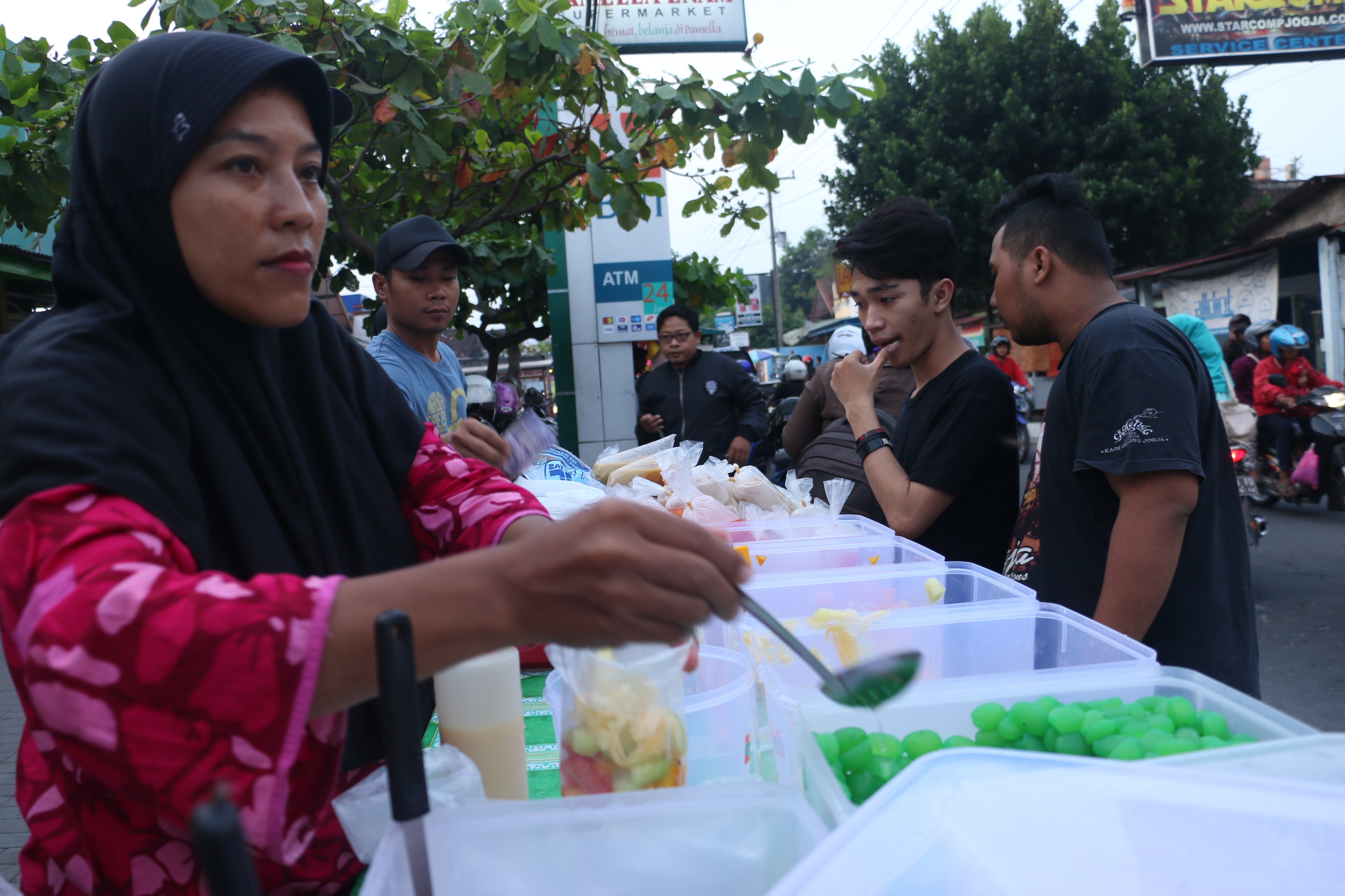 Es Buah Memaniskan Bulan Suci Ramadan