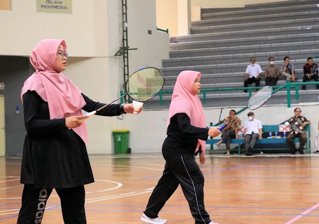 Tim Badminton Rektorat Melaju ke Partai Puncak