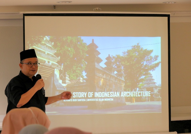 Mahasiswa Mancanegara Menikmati Keunikan Arsitektur Indonesia