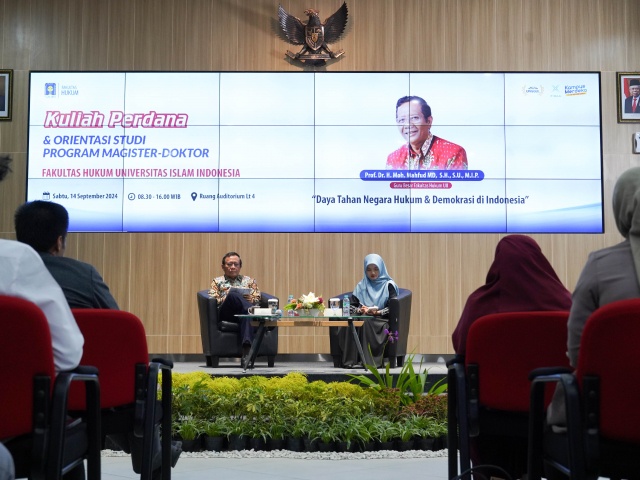 Prof. Mahfud Berikan Pemaparan Dinamika Hukum dan Demokrasi Indonesia pada Kuliah Perdana Program Magister Doktor FH UII